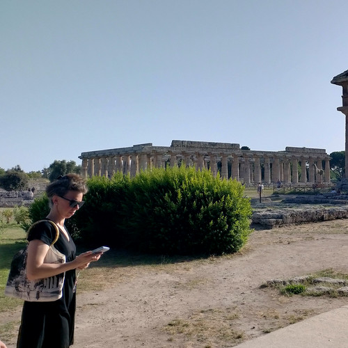 AU SOMMAIRE. Paestum, été 2023. PAESTUM, c est mon Dubaï italien. Oui, c’est un petit Dubaï, à l’italienne, avec des grands hôtels, des grandes piscines, du soleil. Mais ici, ... 